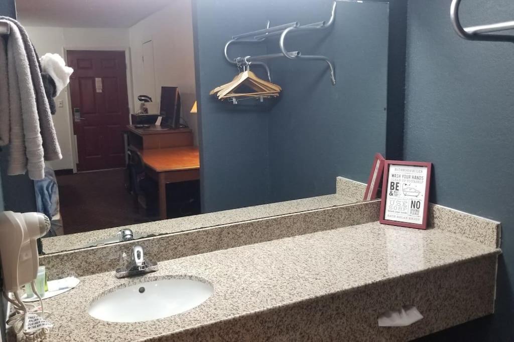 Hotel King Bed Hotel Room 120 Booking Stillwater Εξωτερικό φωτογραφία